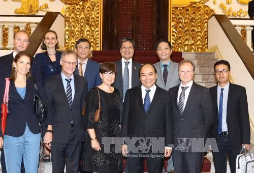 阮春福总理与比利时、欧盟和德国驻越大使和临时代办合影。(图片来源:越通社) 阮春福总理与比利时、欧盟和德国驻越大使和临时代办合影。(图片来源:越通社)
