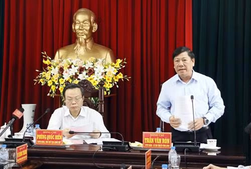 永隆省委书记陈文仁在会上发表讲话。(图片来源:越通社) 永隆省委书记陈文仁在会上发表讲话。(图片来源:越通社)