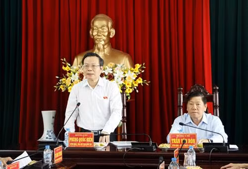 国会副主席冯国显在会议上发表讲话。(图片来源:越通社) 国会副主席冯国显在会议上发表讲话。(图片来源:越通社)