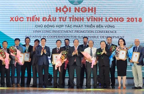 越南政府总理阮春福和各投资商。(图片来源:越通社) 越南政府总理阮春福和各投资商。(图片来源:越通社)