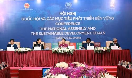 国会主席阮氏金银出席会议。(图片来源:越通社) 国会主席阮氏金银出席会议。(图片来源:越通社)
