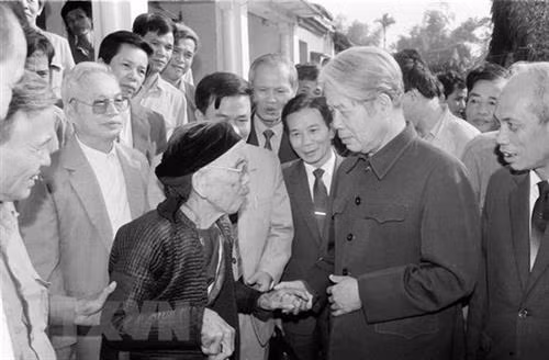 资料图：杜梅同志亲切会见人民同胞。（图片来源：越通社）