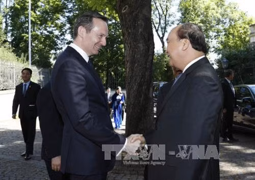 阮春福总理与莱茵兰-普法尔茨州副州长兼经济、交通和农业部长Volker Wissing。(图片来源:越通社) 阮春福总理与莱茵兰-普法尔茨州副州长兼经济、交通和农业部长Volker Wissing。(图片来源:越通社)