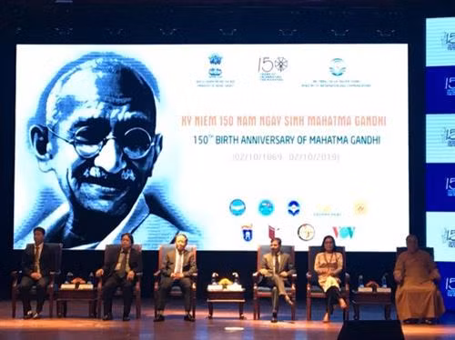 印度民族英雄圣雄甘地(Mahatma Gandhi) 诞辰150周年纪念典礼。图自互联网 印度民族英雄圣雄甘地(Mahatma Gandhi) 诞辰150周年纪念典礼。图自互联网