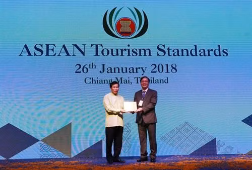 越南文化体育与旅游部长阮玉善（左）在2018年东盟旅游论坛和国际旅游博览会上接受奖状。（图片来源：http://tamnhin.net.vn)