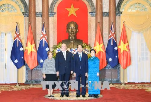 越南国家主席陈大光夫妇和澳大利亚总督彼得•科斯格罗夫夫妇合影。越通社记者 颜创 摄