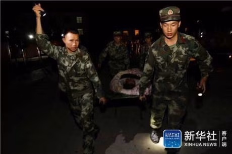 中国四川省抓紧开展地震灾害救援工作。（图片来源：越通社）
