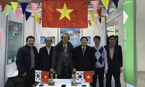 越南在2017年韩国首尔国际发明展获得金牌。(图片来源:越南民智网报) 越南在2017年韩国首尔国际发明展获得金牌。(图片来源:越南民智网报)