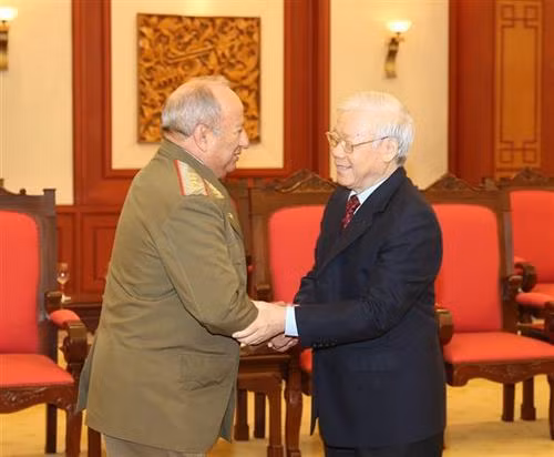 越共中央总书记、国家主席阮富仲会见古巴革命武装力量部部长。 图自越通社 越共中央总书记、国家主席阮富仲会见古巴革命武装力量部部长。 图自越通社