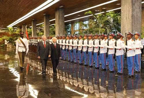 越共中央总书记阮富仲和古巴国务委员会主席劳尔•卡斯特罗检阅仪仗队。越通社记者 智勇 摄 越共中央总书记阮富仲和古巴国务委员会主席劳尔•卡斯特罗检阅仪仗队。越通社记者 智勇 摄