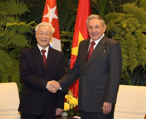 越共中央总书记阮富仲和古巴国务委员会主席劳尔•卡斯特罗。越通社记者 智勇 摄 越共中央总书记阮富仲和古巴国务委员会主席劳尔•卡斯特罗。越通社记者 智勇 摄