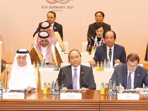 阮春福出席二十国集团议题为“与非洲伙伴关系、移民和健康”的第三次工作会议。(图片来源:越通社) 阮春福出席二十国集团议题为“与非洲伙伴关系、移民和健康”的第三次工作会议。(图片来源:越通社)