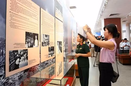 “胡志明主席与爱国竞赛运动”展览会在河内举行。（图片来源：越通社）