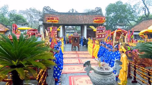 古螺城庙会开庙仪式场景。(图片来源:http://donganh.hanoi.gov.vn) 古螺城庙会开庙仪式场景。(图片来源:http://donganh.hanoi.gov.vn)