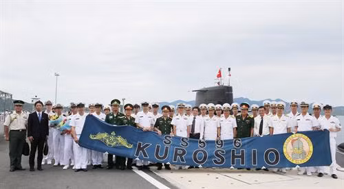 日本海上自卫队潜舰指挥小组与庆和省和越南海军第4海区司令部代表合影。图自越通社
