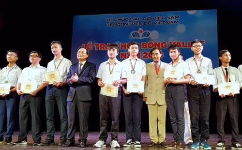 500名优秀学生荣获2018年瓦莱(Vallet)奖学金。 图自民智报 500名优秀学生荣获2018年瓦莱(Vallet)奖学金。 图自民智报