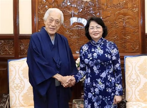 越南国家代主席邓氏玉盛会见日本茶道里千家第15代家元鹏云斋千玄室大宗匠先生。 图自越通社 越南国家代主席邓氏玉盛会见日本茶道里千家第15代家元鹏云斋千玄室大宗匠先生。 图自越通社