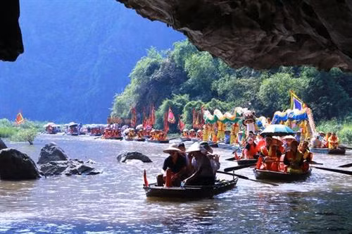 游客可欣赏庄严肃穆的探索雄伟壮观的山洞。图自https://dulich.dantri.com.vn
