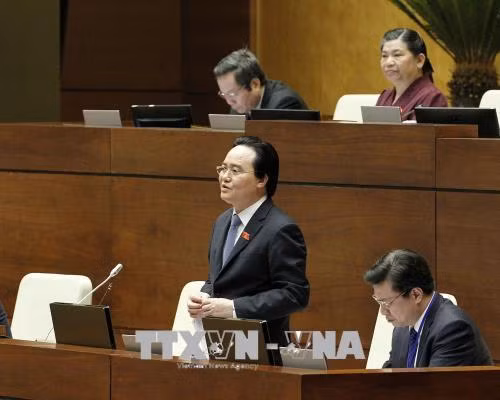 越南教育与培训部部长冯春讶现场答复了有关质询。（图片来源：越通社）