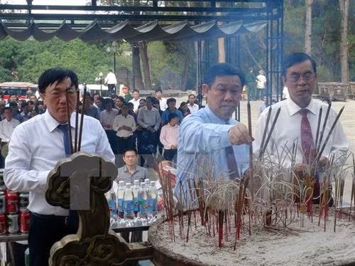政府副总理王廷惠率团前往广治省九号路国家烈士陵园敬香。（图片来源：越通社）