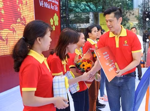 2020庚子鼠年春节:得乐省90名杰出员工将获赠返乡车票。图自http://baodaklak.vn/ 2020庚子鼠年春节:得乐省90名杰出员工将获赠返乡车票。图自http://baodaklak.vn/