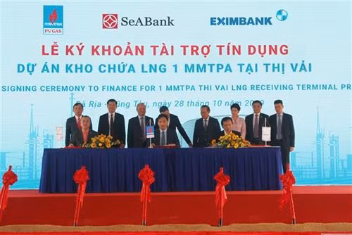 PV GAS 总公司与国内外具有信誉的各家银行签署施威液化天然气储备库的信贷合同。图自越通社 PV GAS 总公司与国内外具有信誉的各家银行签署施威液化天然气储备库的信贷合同。图自越通社