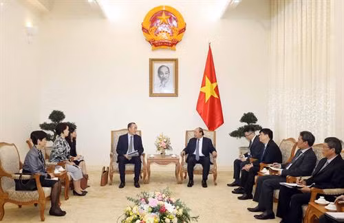 越南政府总理阮春福在河内会见世界卫生组织驻越南代表朴启东。图自越通社