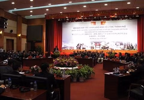 第八次越南老街河内海防广宁与中国云南五省市经济走廊合作会议场景。（图片来源：越通社）