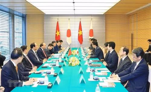 越南政府总理阮春福和日本首相安倍晋三举行会谈。图自越通社 越南政府总理阮春福和日本首相安倍晋三举行会谈。图自越通社
