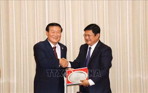 胡志明市人民委员会副主席黄革命会见韩国江原道副省长副知事郑万昊。(图片来源:越通社) 胡志明市人民委员会副主席黄革命会见韩国江原道副省长副知事郑万昊。(图片来源:越通社)