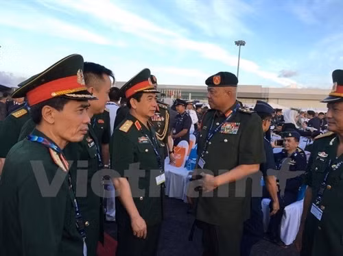 越南人民军总参谋长、国防部副部长潘文江中将(中间)(图片来源:越通社) 越南人民军总参谋长、国防部副部长潘文江中将(中间)(图片来源:越通社)