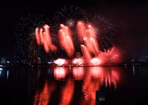 2018年岘港国际烟花节给游客留下深刻印象。(图片来源:越通社) 2018年岘港国际烟花节给游客留下深刻印象。(图片来源:越通社)