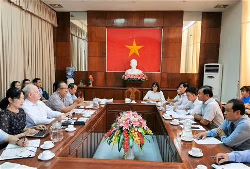 座谈会场景。图自互联网 座谈会场景。图自互联网
