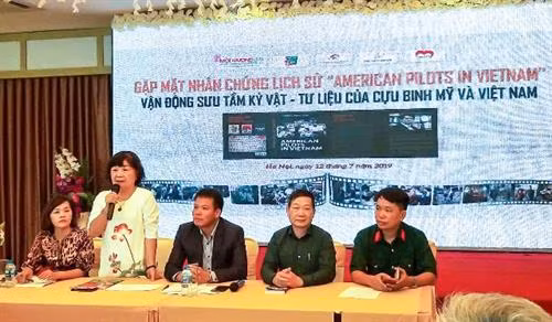 《在越南的美国飞行员》英文版书籍正式发行。图自https://tuoitre.vn