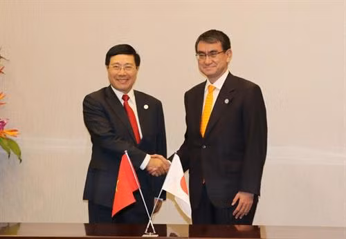 越南政府副总理兼外长范平明会见本外务大臣河野太郎。图自越通社 越南政府副总理兼外长范平明会见本外务大臣河野太郎。图自越通社