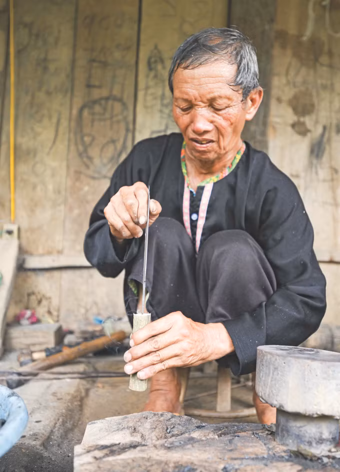 7-nghe ren nguoi Mong-dien bien-xuan tu.jpg