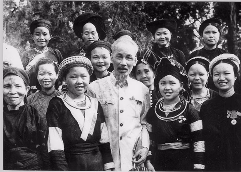 1956年6月2日，胡志明主席在河内主席府与出席第二次全国妇女代表大会的少数民族妇女代表合影。