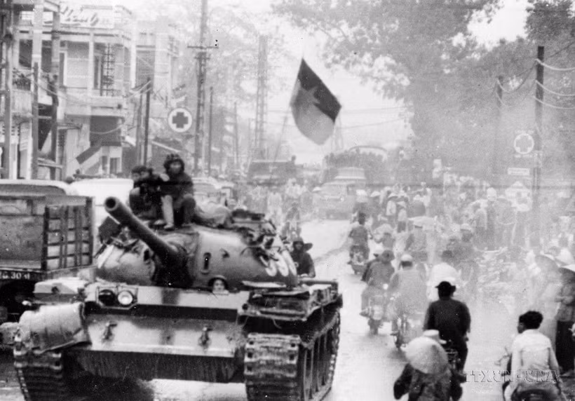 1975年3月29日，经过22个小时的神速而英勇的进攻，我军完全解放了岘港市。