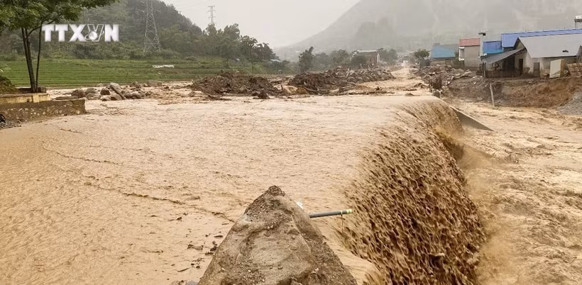 32号国道经过芒炭乡路段发生山体滑坡，导致车辆无法通行。图自越通社 
