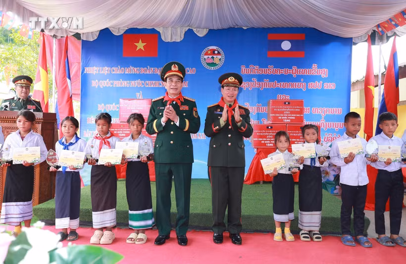 两位副总理兼国防部长向通南门小学学生赠送礼物。图自越通社