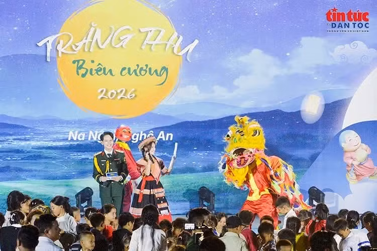 “边疆中秋”活动于12日晚在乂安省那外（Na Ngoi，音译）一贯制学校隆重举行。图自《信息和民族报》