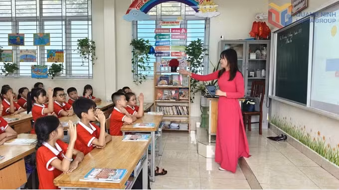 鸿基小学是在合并下龙小学与友谊小学的基础上成立的，确保教学与学习活动稳定开展，教育各项内容未发生任何变动。 图片来源《广宁报》