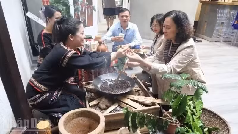 游客体验埃地族传统咖啡烘焙技艺 图自nhandan.vn