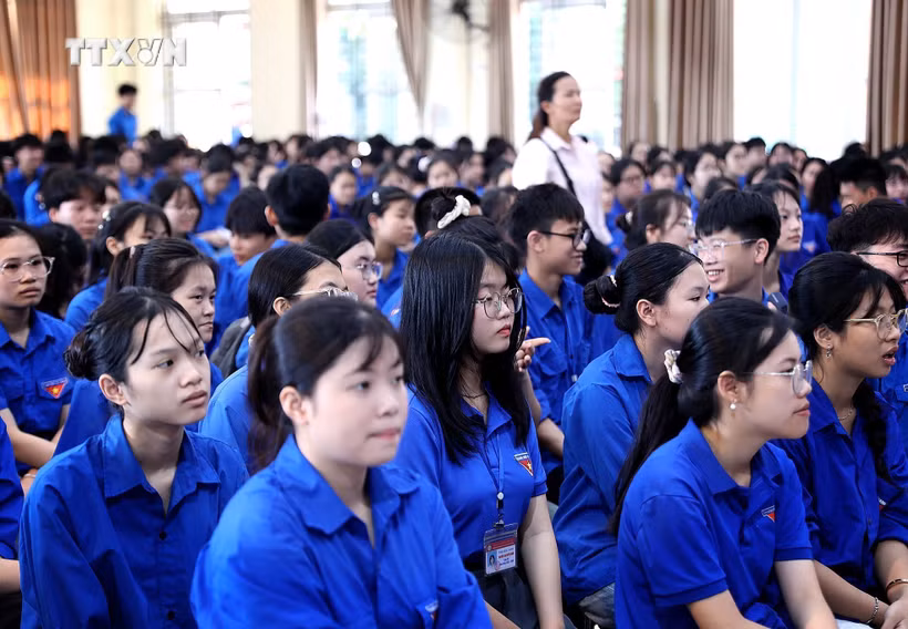 和平寄宿制高中学校的学生们参加心理健康筛查会议。图自越通社