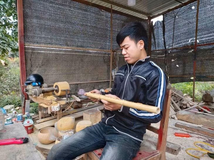 热衷于制作丁琴的岱依族小伙子杨尹广