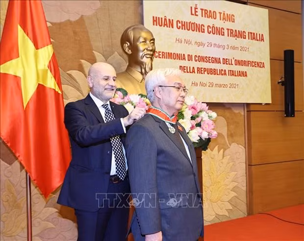 越南—意大利友好议员小组主席荣获意大利功绩勋章