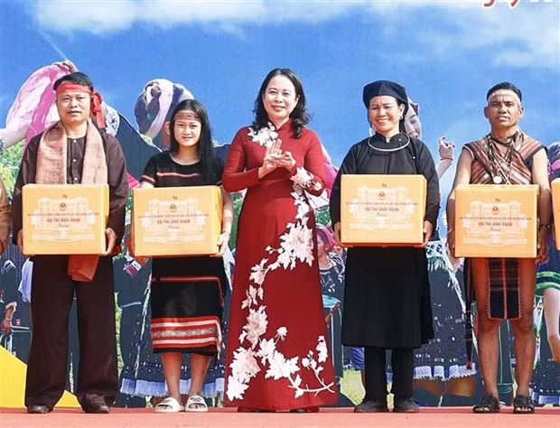 越南国家代主席出席“全国各地春色”节日