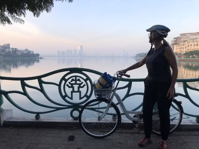 瑞典大使骑统一自行车上班 尽享生活乐趣