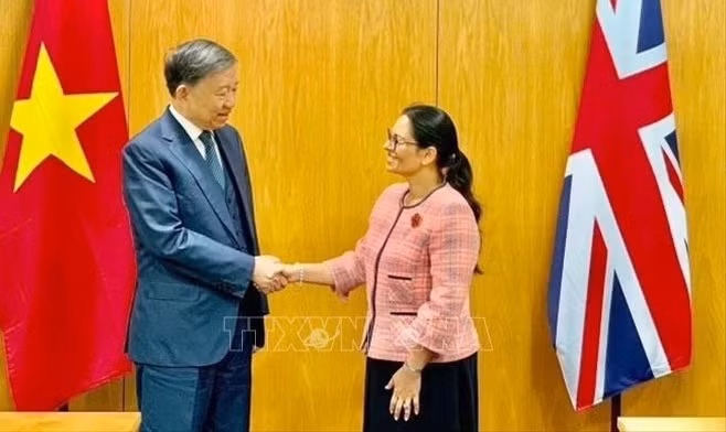 越南公安部部长苏林同英国内政大臣举行会谈