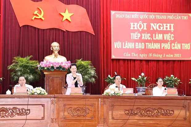  越南国会主席阮氏金银与芹苴市领导座谈